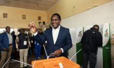 Le président sortant de Zambie, Hakainde Hichilema, vote à Lusaka, le 13 août 2026 ( AFP / GIANLUIGI GUERCIA )