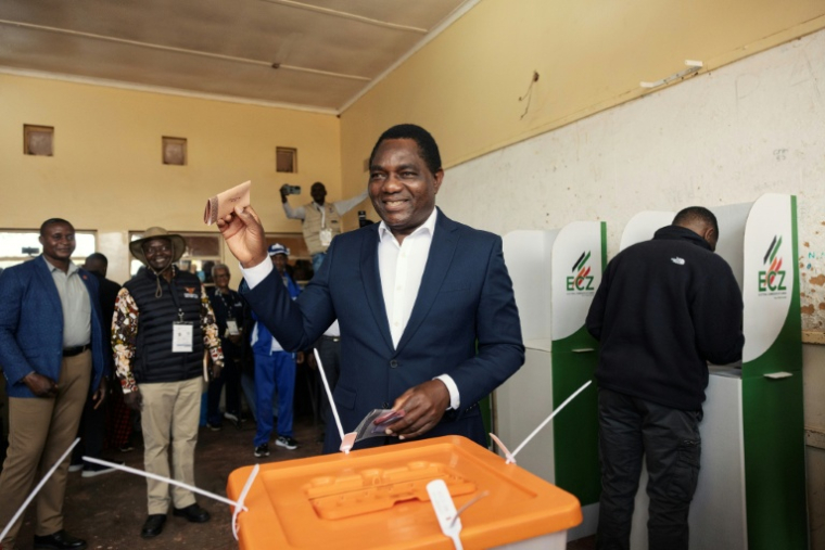 Le président sortant de Zambie, Hakainde Hichilema, vote à Lusaka, le 13 août 2026 ( AFP / GIANLUIGI GUERCIA )