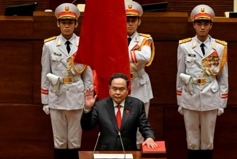 Le président nouvellement élu de l'Assemblée nationale du Vietnam, Tran Thanh Man (c), prête serment lors de la séance d'ouverture de l'Assemblée nationale à Hanoï, le 6 avril 2026 ( AFP / Dang ANH )