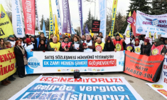 Manifestation de fonctionnaires pour réclamer de nouvelles hausses de salaires face à l'inflation, le 14 janvier 2026 à Ankara, en Turquie ( AFP / Adem ALTAN )