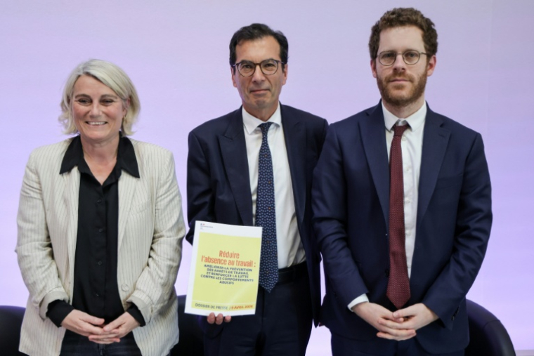 De gauche à droite la ministre de la Santé Stéphanie Rist, le ministre du Travail Jean-Pierre Farandou et le ministre de l'Action et des Comptes publics David Amiel, à Paris le 9 avril 2026 ( AFP / Ludovic MARIN )
