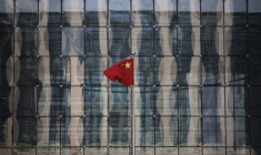 Un drapeau national chinois flotte au siège d'une banque commerciale dans une rue financière près du siège de la Banque populaire de Chine, la banque centrale chinoise, dans le centre de Pékin