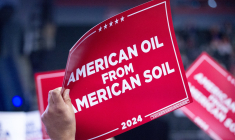 Une pancarte brandie lors de la convention républicaine en juillet 2024. (crédit : Jacek Boczarski / ANADOLU / Anadolu via AFP)