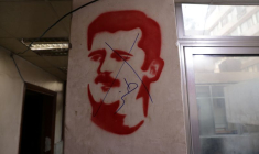 Une image défigurée de Bachar al-Assad en Syrie poste de police de Marja à Damas