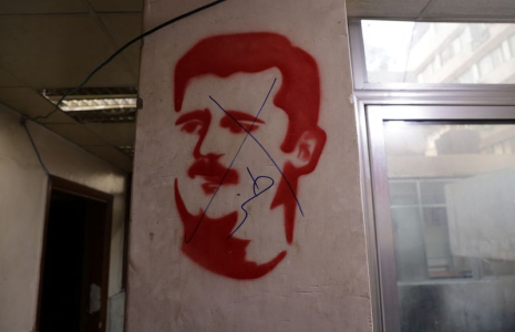 Une image défigurée de Bachar al-Assad en Syrie poste de police de Marja à Damas