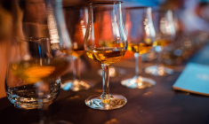 La France tire son épingle du jeu en produisant des grands alcools haut de gamme.