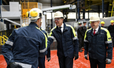 Le secrétaire général de l'Otan Mark Rutte (c) et le ministre britannique de la Défense John Healey (d) visitent l'entreprise publique de défense Sheffield Forgemasters, le 9 juin 2025 à Sheffield, dans le nord de l'Angleterre ( POOL / Oli SCARFF )