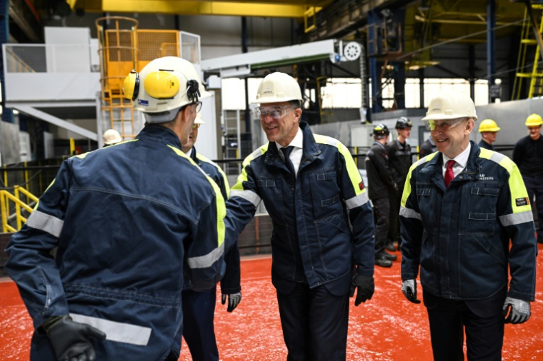 Le secrétaire général de l'Otan Mark Rutte (c) et le ministre britannique de la Défense John Healey (d) visitent l'entreprise publique de défense Sheffield Forgemasters, le 9 juin 2025 à Sheffield, dans le nord de l'Angleterre ( POOL / Oli SCARFF )