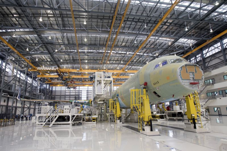 Un Airbus A321 est assemblé dans le hangar de la chaîne d'assemblage final du site de fabrication d'Airbus aux États-Unis, à Mobile