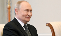 Vladimir Poutine à Saint-Pétersbourg, en Russie, le 18 juin 2025. ( POOL / ALEXEY DANICHEV )