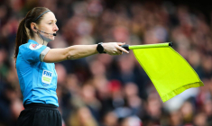 Une pionnière de l'arbitrage en Angleterre prend sa retraite sportive