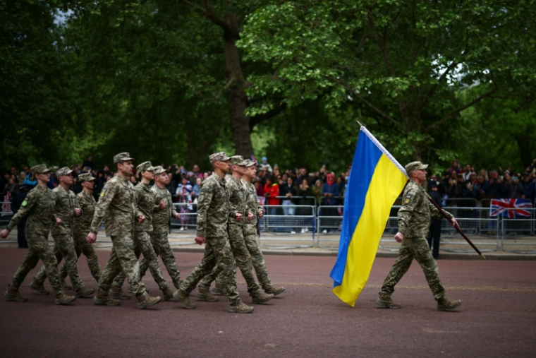 Des troupes ukrainiennes participent au défilé militaire organisé à Londres le 5 mai 2025 pour les 80 ans de la fin de la Deuxième Guerre mondiale ( POOL / HENRY NICHOLLS )