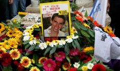 Des fleurs déposées sur la tombe du lieutenant Hadar Goldin, tué au cours de la guerre de six semaines à Gaza en 2014, lors de ses funérailles au cimetière militaire de Kfar Saba, le 11 novembre 2025 en Israël ( POOL / Abir SULTAN )