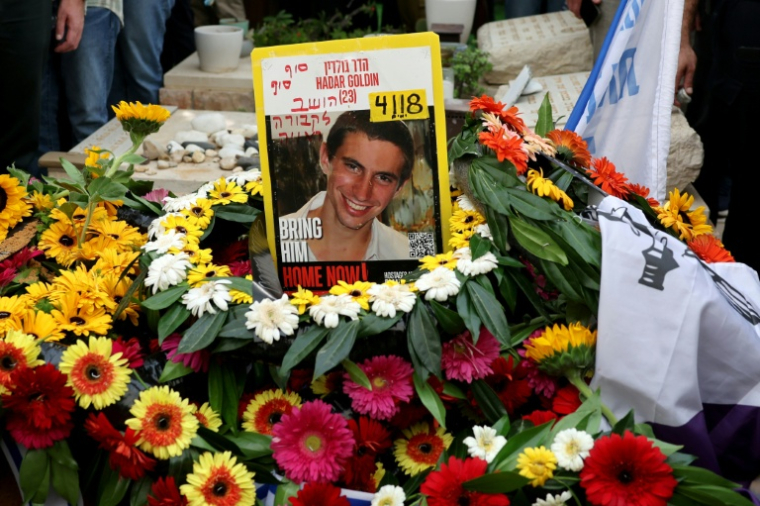 Des fleurs déposées sur la tombe du lieutenant Hadar Goldin, tué au cours de la guerre de six semaines à Gaza en 2014, lors de ses funérailles au cimetière militaire de Kfar Saba, le 11 novembre 2025 en Israël ( POOL / Abir SULTAN )
