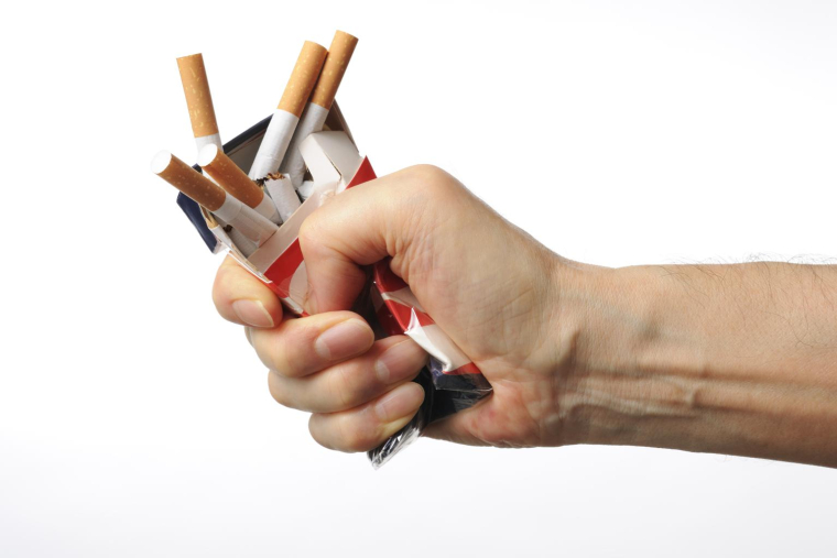 Avec la hausse du prix des cigarettes, arrêter de fumer n’a jamais été une aussi bonne idée pour améliorer son pouvoir d’achat. ( crédit photo : Getty Images )