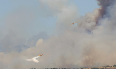 Des avions de lutte contre les incendies Canadair de l'armée de l'air espagnole larguent de l'eau sur un feu de forêt près de San Martín de Valdeiglesias, à l'ouest de Madrid, le 24 juillet 2026.   ( AFP / Pierre-Philippe MARCOU )