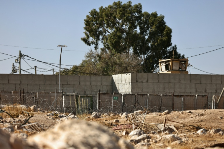 Un avant-poste militaire israélien récemment construit près de la localité palestinienne d'al-Eizariya, égalemment connue sous le nom de Béthanie, le 30 septembre 2025 ( AFP / Zain JAAFAR )