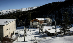 Un téléski de l'ex-station de ski de Céüze (Hautes-Alpes), à l'arrêt depuis plusieurs années, le 19 janvier 2023 ( AFP / JEFF PACHOUD )