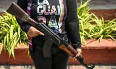 Une membre de la Milice nationale bolivarienne tient un fusil lors d'un entraînement militaire à La Guaira, au Venezuela, le 8 octobre 2025 ( AFP / Juan BARRETO )
