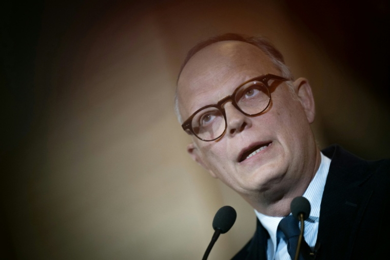 Le maire sortant du Havre et candidat du parti Horizons à sa réélection, Édouard Philippe (c), fait une déclaration après sa victoire au 2e tour des municipales, à l'hôtel de ville du Havre, le 22 mars 2026 en Seine-Maritime ( AFP / Lou BENOIST )