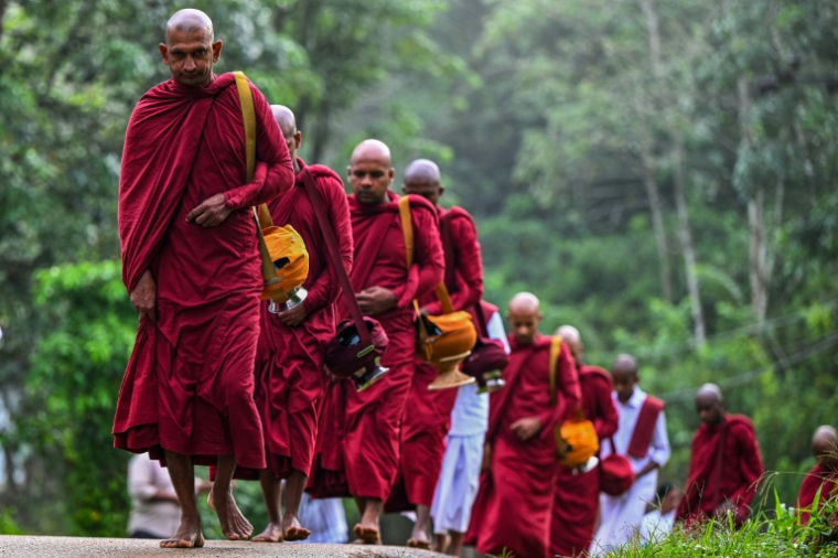 Des moines bouddhistes portent des bols de mendicité traditionnels lors du Poson Poya, une fête religieuse annuelle, à Ingiriya, au Sri Lanka, le 10 juin 2025 ( AFP / Ishara S. KODIKARA )