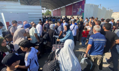 Des Palestiniens au poste frontière égyptien, à Rafah