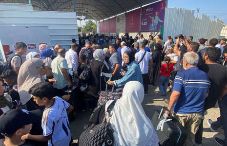 Des Palestiniens au poste frontière égyptien, à Rafah