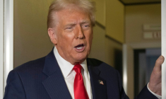 Le président américain Donald Trump parle à la presse à bord de l'avion présidentiel Air Force One, en vol pour les Etats-Unis, le 30 octobre 2025 ( AFP / ANDREW CABALLERO-REYNOLDS )