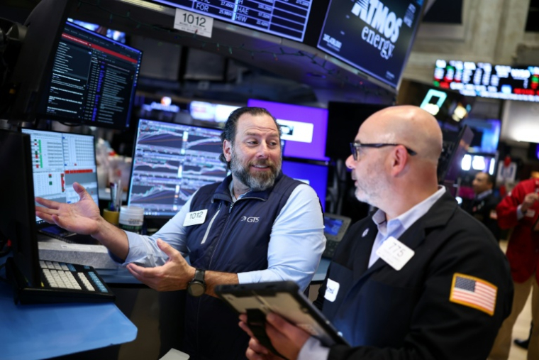 Des opérateurs à la Bourse de New York le 13 avril 2026 ( AFP / CHARLY TRIBALLEAU )