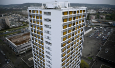 Une tour d'habitation rénovée dans le quartier populaire du Val-Fourré à Mantes-la-Jolie, dans les Yvelines, le 29 mars 2022 ( AFP / Christophe ARCHAMBAULT )