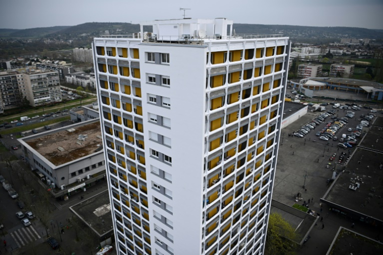 Une tour d'habitation rénovée dans le quartier populaire du Val-Fourré à Mantes-la-Jolie, dans les Yvelines, le 29 mars 2022 ( AFP / Christophe ARCHAMBAULT )