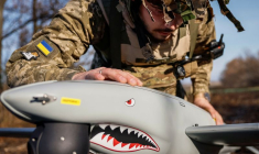 Un militaire des forces armées ukrainiennes inspecte un drone "Shark" avant de le lancer, dans la région de Kharkiv