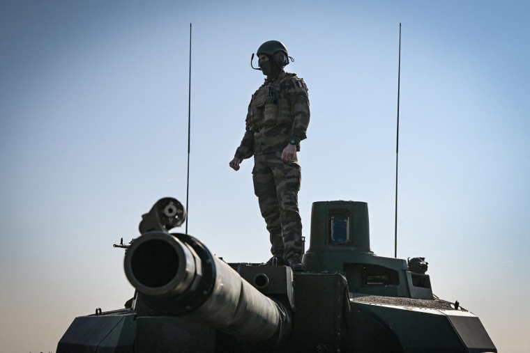 Le programme MGCS vise notamment à remplacer à terme l'actuel char Leclerc (illustration) ( AFP / DANIEL MIHAILESCU )