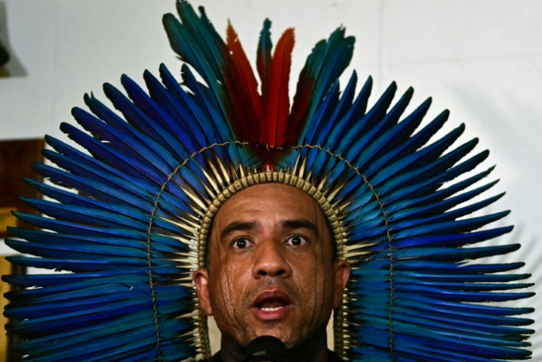 Dinamam Txucarramae, du peuple Kayapo, lors d'une conférence de presse à Belem le 5 novembre 2025. Le Brésil estime que jamais les peuples indigènes n'avaient été aussi nombreux à une COP ( AFP / Pablo PORCIUNCULA )