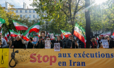 Des drapeaux du Conseil national de la résistance iranienne (CNRI) lors d'une manifestation organisée par des associations franco-iraniennes contre les exécutions en Iran, le 11 octobre 2025 à Paris ( AFP / Martin LELIEVRE )