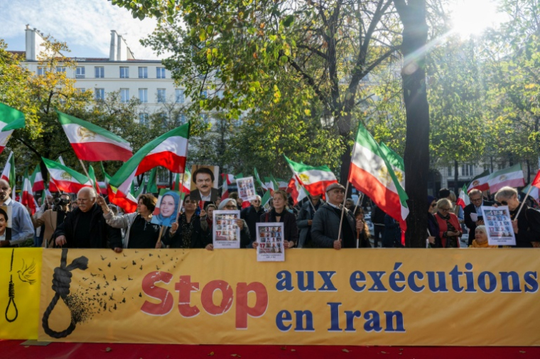 Des drapeaux du Conseil national de la résistance iranienne (CNRI) lors d'une manifestation organisée par des associations franco-iraniennes contre les exécutions en Iran, le 11 octobre 2025 à Paris ( AFP / Martin LELIEVRE )