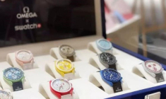 Les marques horlogères Swatch et Omega revisitent la mythique Speedmaster “Moonwatch”. crédit photo : Capture d’écran Instagram @zoe_chanwaiyin/@horasyminutos/@rictime