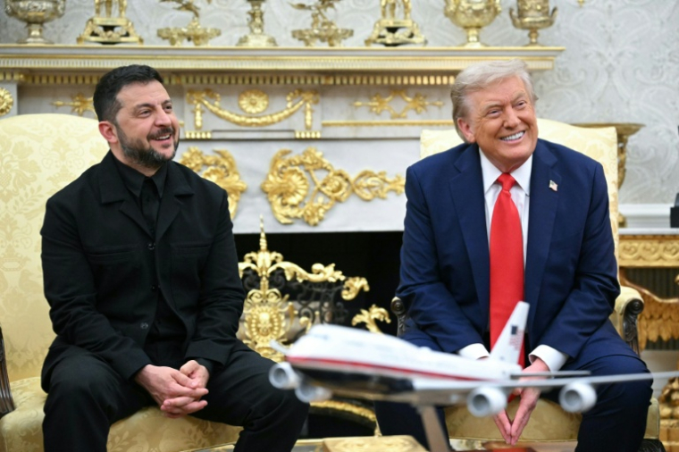 Le président ukrainien Volodymyr Zelensky et le président américain Donald Trump lors d'une réunion dans le bureau ovale de la Maison Blanche à Washington, DC, le 18 août 2025 ( AFP / Mandel NGAN )