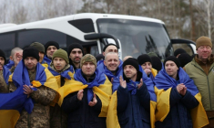 Des prisonniers de guerre ukrainiens libérés le 5 mars 2026, en un lieu non spécifié ( TELEGRAM/@Volodymyr Zelensky official / HANDOUT )