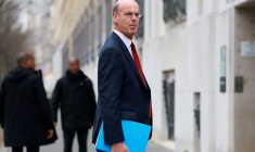 Le ministre français de l'Économie, des Finances, de l'Industrie et de la Sécurité numérique Eric Lombard arrive pour une réunion au ministère du Travail à Paris