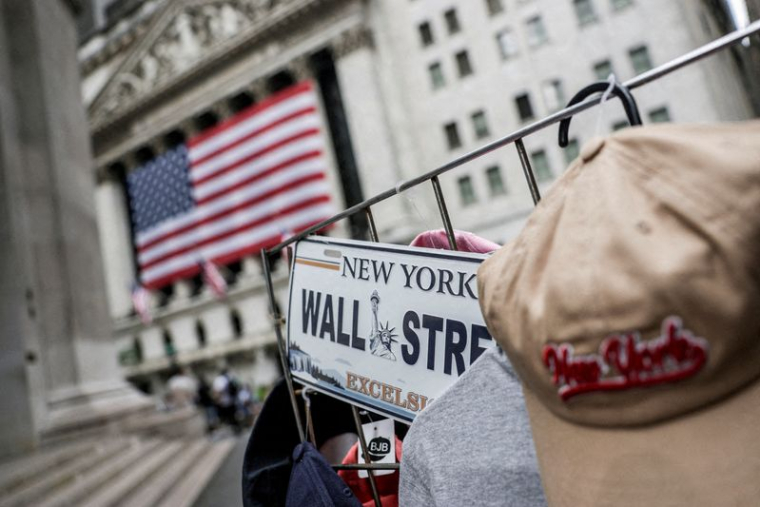 PHOTO D'ARCHIVE : Une plaque « Wall Street » est visible sur l'étal d'un vendeur ambulant devant la Bourse de New York (NYSE), à New York.