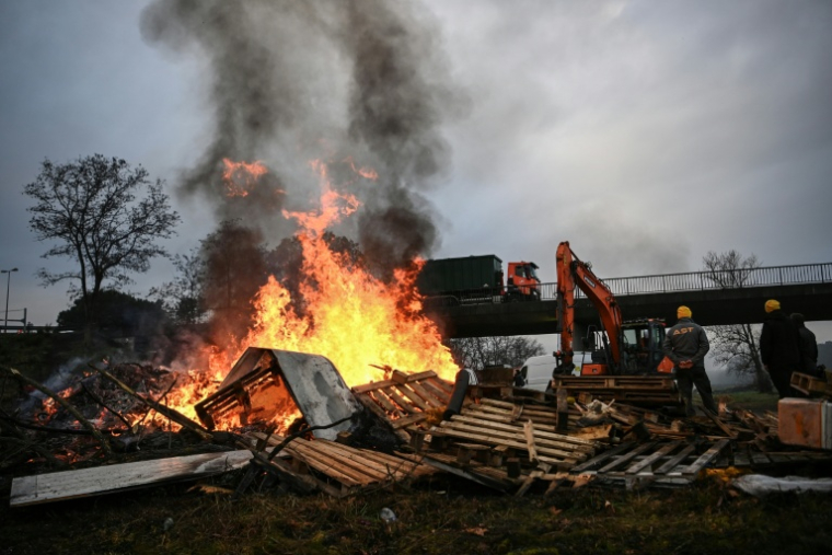 Blocage de l'autoroute A63 à Cestas, au sud de Bordeaux, par des agriculteurs, le 17 décembre 2025 ( AFP / Christophe ARCHAMBAULT )