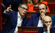 Les députés Olivier Faure et Manuel Bompard assistent à un débat à Paris, en France