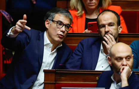 Les députés Olivier Faure et Manuel Bompard assistent à un débat à Paris, en France