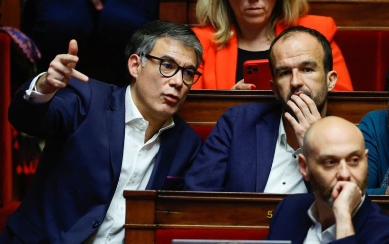 Les députés Olivier Faure et Manuel Bompard assistent à un débat à Paris, en France