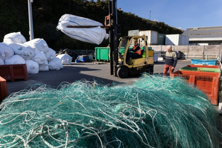 Des filets récupérés par l'association française "Kernic Solidarités" et destinés à l'Ukraine, dans le port de Roscoff, le 17 octobre 2025 dans le Finistère ( AFP / Fred TANNEAU )