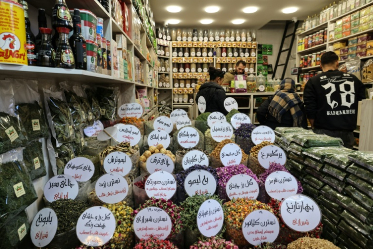 Des clients dans le bazar Tajrish à Téhéran le 29 décembre 2025. ( AFP / ATTA KENARE )