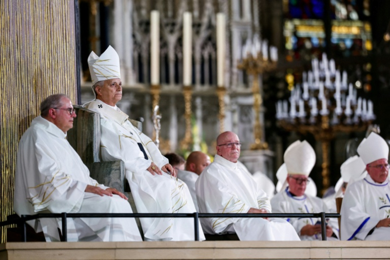 Le pape Léon XIV (2e g) célèbre une messe à la cathédrale Saint-Étienne de Metz, le 28 septembre 2026 en Moselle ( POOL / Benoit Tessier )