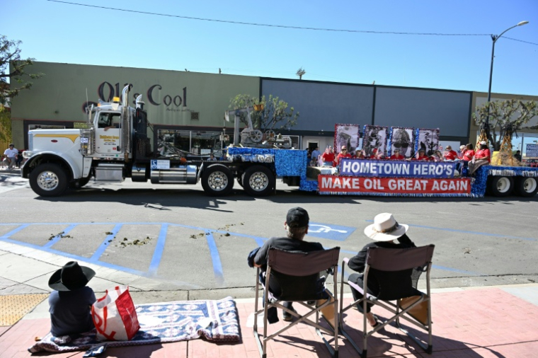 La grande parade d'Oildorado, sur le thème "Make Oil Great Again", le 18 octobre 2025 à Taft, en Californie ( AFP / Robyn Beck )