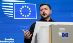 Le président ukrainien Volodymyr Zelensky lors d'une conférence de presse à l'occasion d'un Conseil européen le 18 décembre 2025 à Bruxelles ( AFP / JOHN THYS )